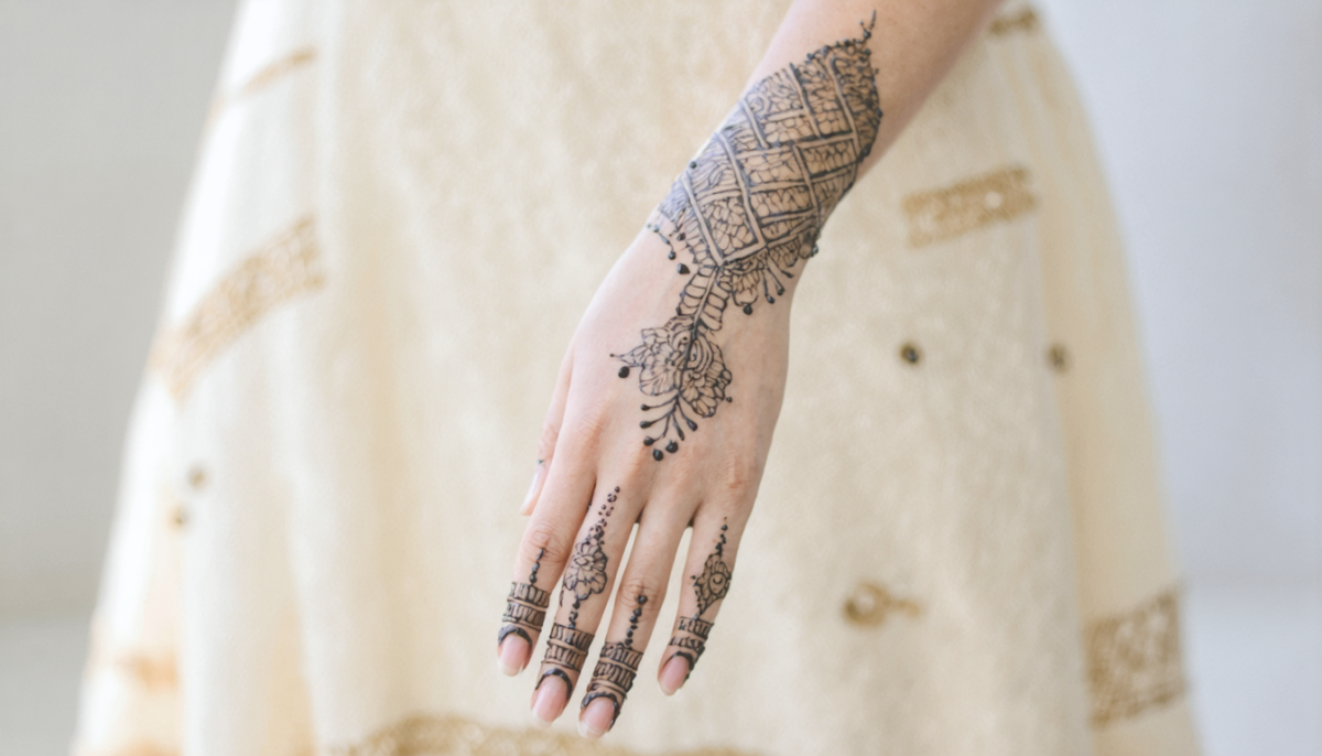 découvrez les dernières tendances du design mehndi pour embellir vos événements spéciaux avec des motifs uniques et élégants, parfaits pour ajouter une touche artistique et traditionnelle à vos célébrations.